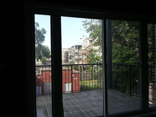 Building Photo - MODERN 2 BED/1BATH WITH GARAGE PARKING INCLUDED!