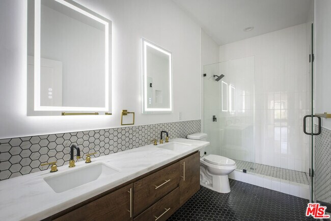 Building Photo - 2651 Vineyard Ave