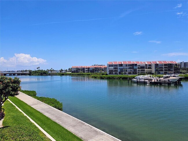 Building Photo - 7600 Sun Island Dr S