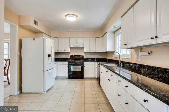 Building Photo - 5705 Flagler Dr