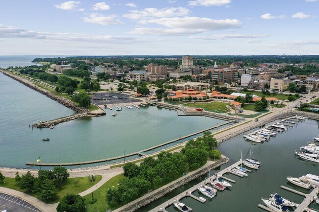 Building Photo - 141 Main St