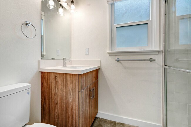 Interior Photo - 1844-1850 North Harvard