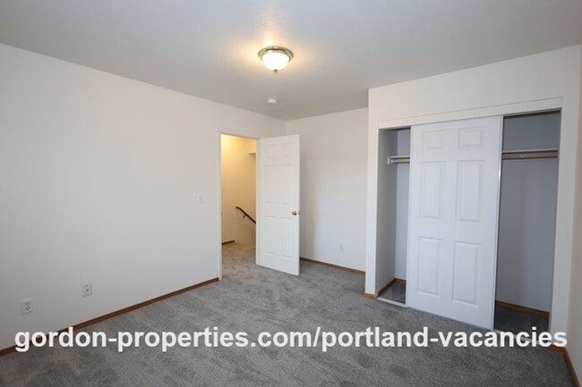 Building Photo - SE Knapp Circle - 3 bedroom duplex with attached single car garage