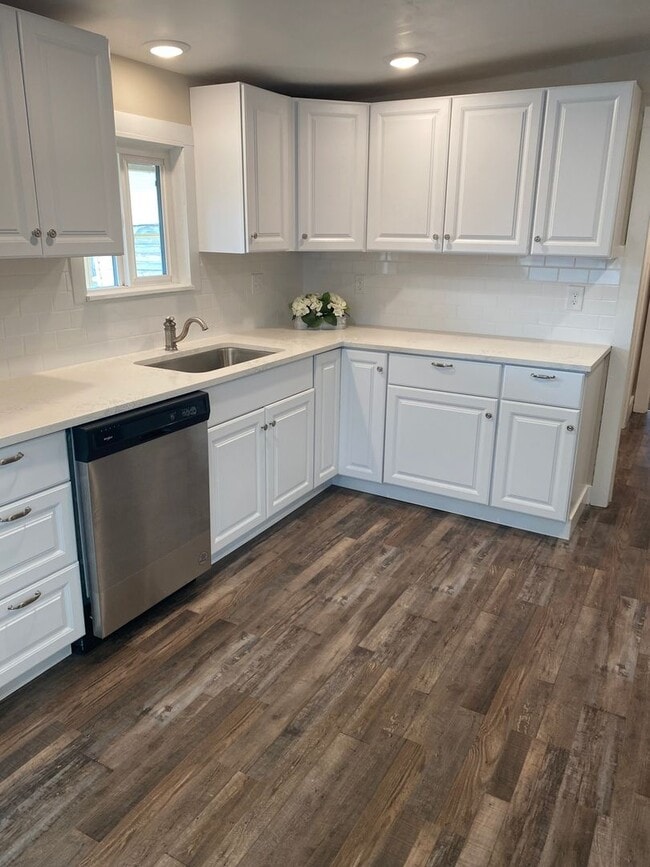 Building Photo - Central Selah Gem: 2-Bedroom Retreat with ...