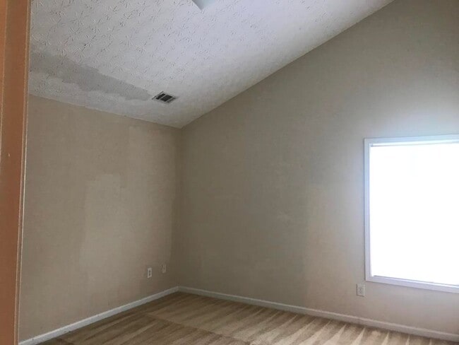 Building Photo - Spacious and Beautiful 3 Bedroom Home