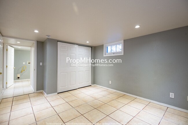 Building Photo - 4 Bedroom in the Heart of Sellwood! Fenced Backyard and Huge Basement!