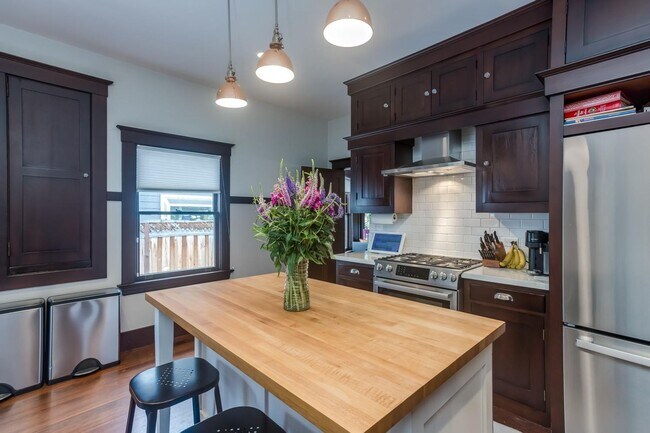 Building Photo - Charming Upgraded 2 Bedroom 2 Bath Rose Garden Home