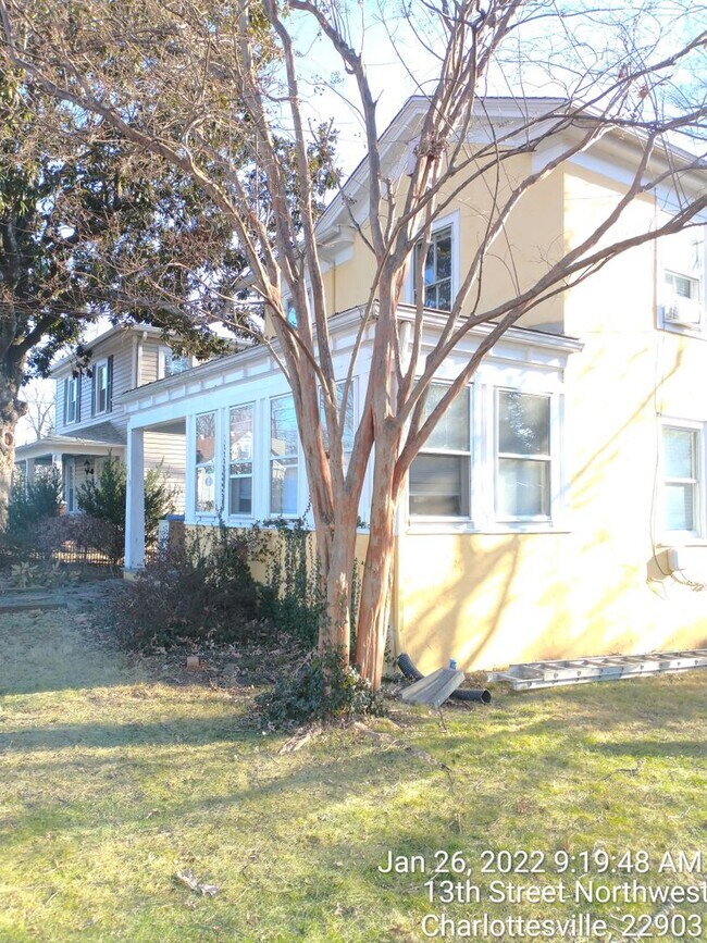 Building Photo - Heart of UVA 13th St  4 BR, 2.5  Bath house within walking distance of UVA