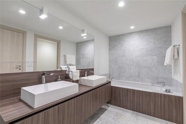 Building Photo - 1000 Brickell Plaza