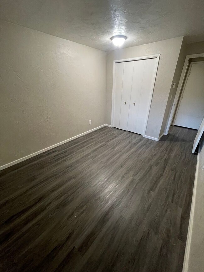 Building Photo - Pet Friendly 2 Bedroom in Lebanon!