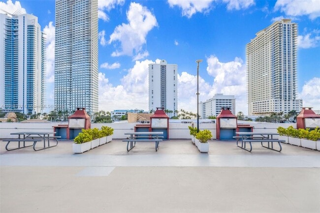 Building Photo - 17011 N Bay Rd