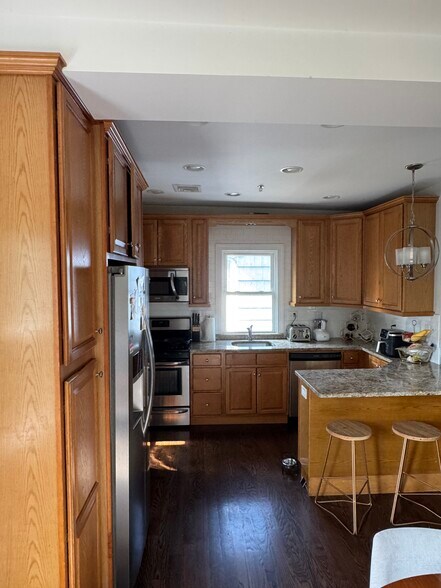 Building Photo - 759 Pelhamdale Ave