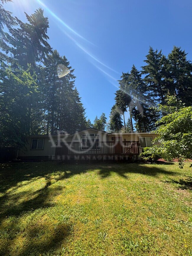 Building Photo - Spacious 3 Bedroom 2 Bathroom with yard space!