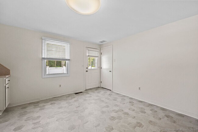 Building Photo - 8 Allspice Ln