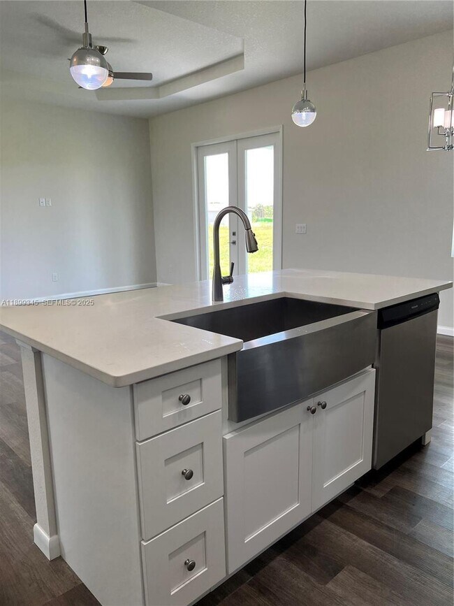 Building Photo - 1060 Capri Cir