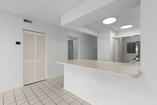 Building Photo - Condo For Rent on ST PETE BEACH!