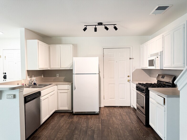 Building Photo - 2902 Kestrel Dr