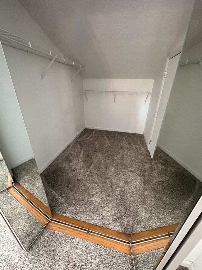 Building Photo - 2 bedroom / 2.5 bathroom *UNFURNISHED* con...