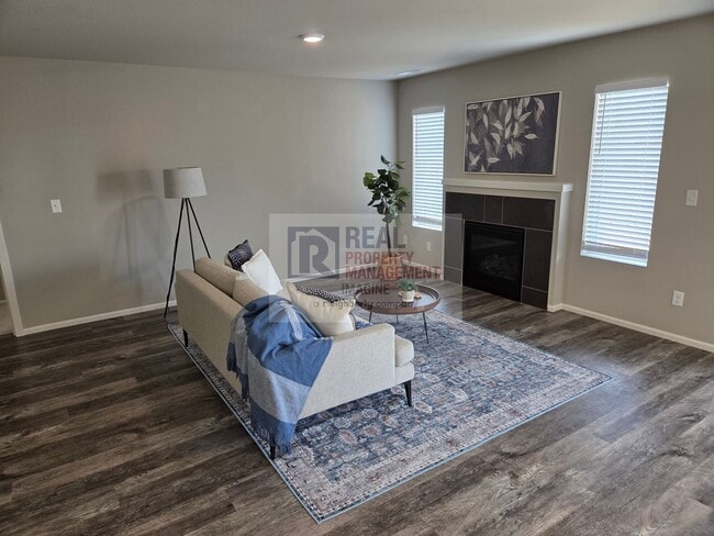 Building Photo - Check out this beautiful 3 bedroom, 2.0 ba...
