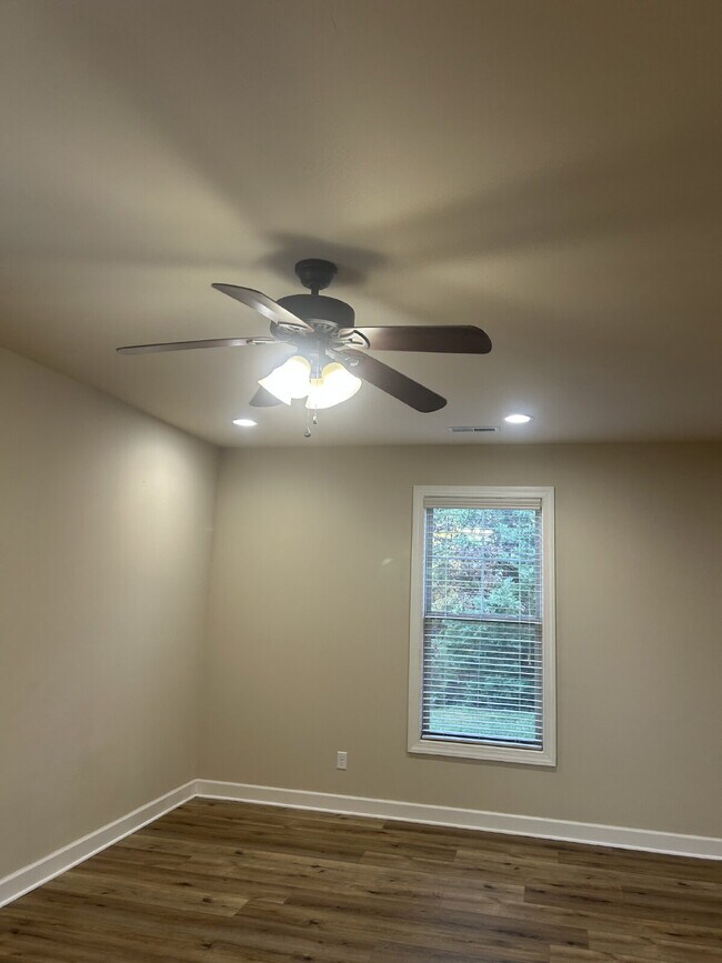 Building Photo - 3-BEDROOM, 2.5-BATH TOWNHOUSE AVAILABLE IN COOPER SQUARE