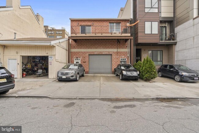 Building Photo - 118-20 Richmond St