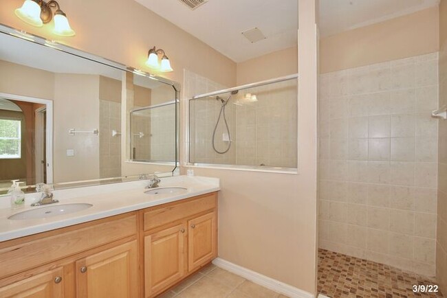 Building Photo - Premier 2/2 Spacious Condo with a Screened...