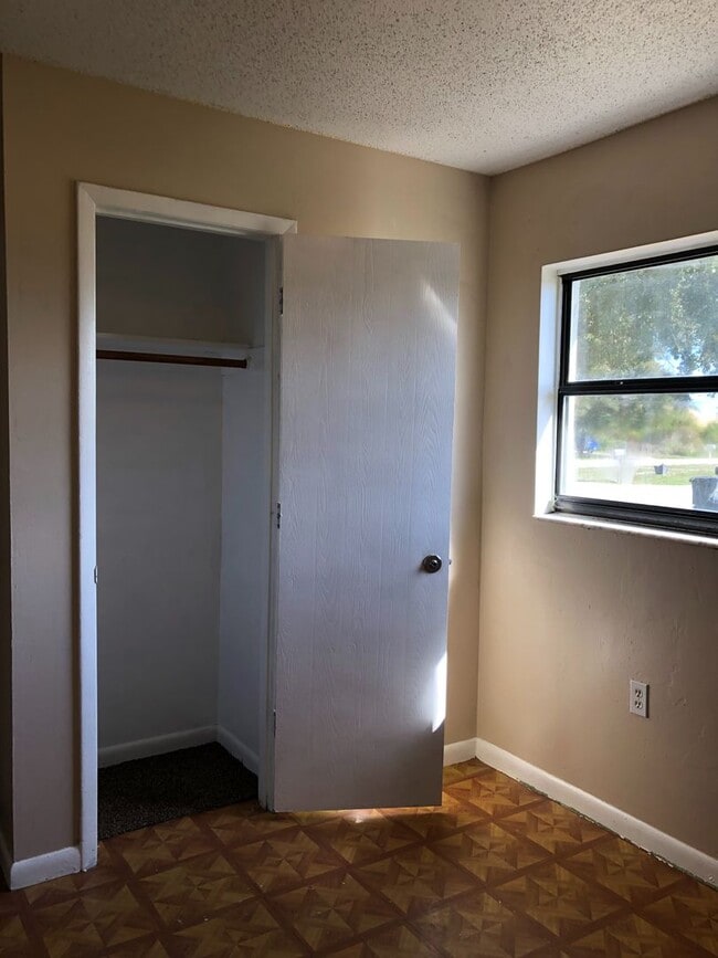 Building Photo - 4 Bed 1 Bath Home | Pet Friendly | Washer Dryer Hook Ups | Section 8 Welcome