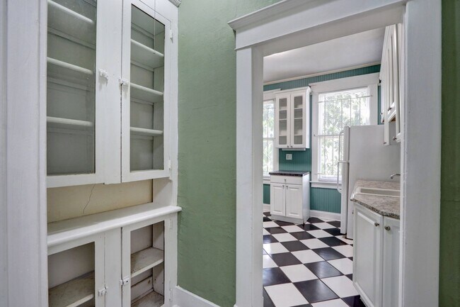 Building Photo - Large Historic Three (of four) Bedroom Apartment