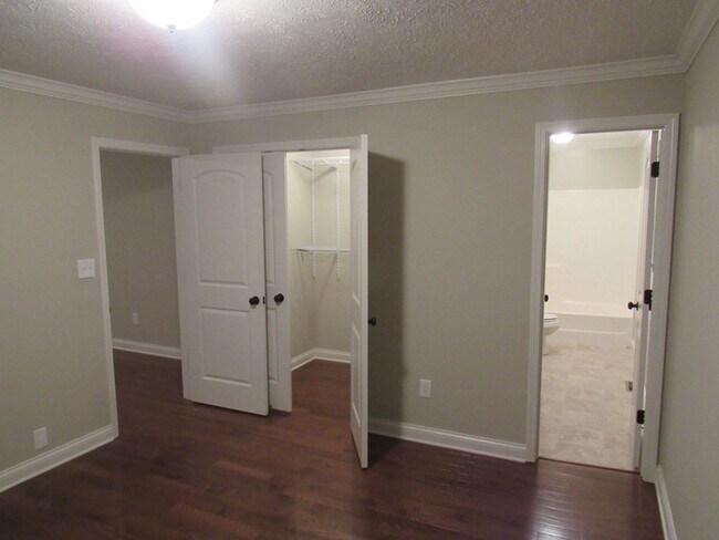 Building Photo - 4 Bedroom, 3 Bath Basement Ranch with Coun...