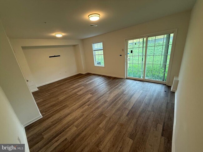 Building Photo - 326 Avon Dr