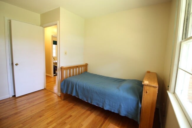 Building Photo - Charming 3 Bed 2.5 Bath Brick Home With Sp...