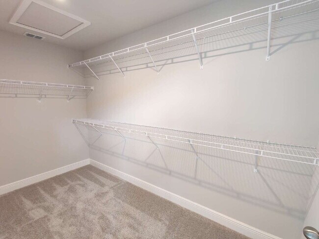 Building Photo - Beautiful 3-Bedroom Townhome in Gated Avea Pointe