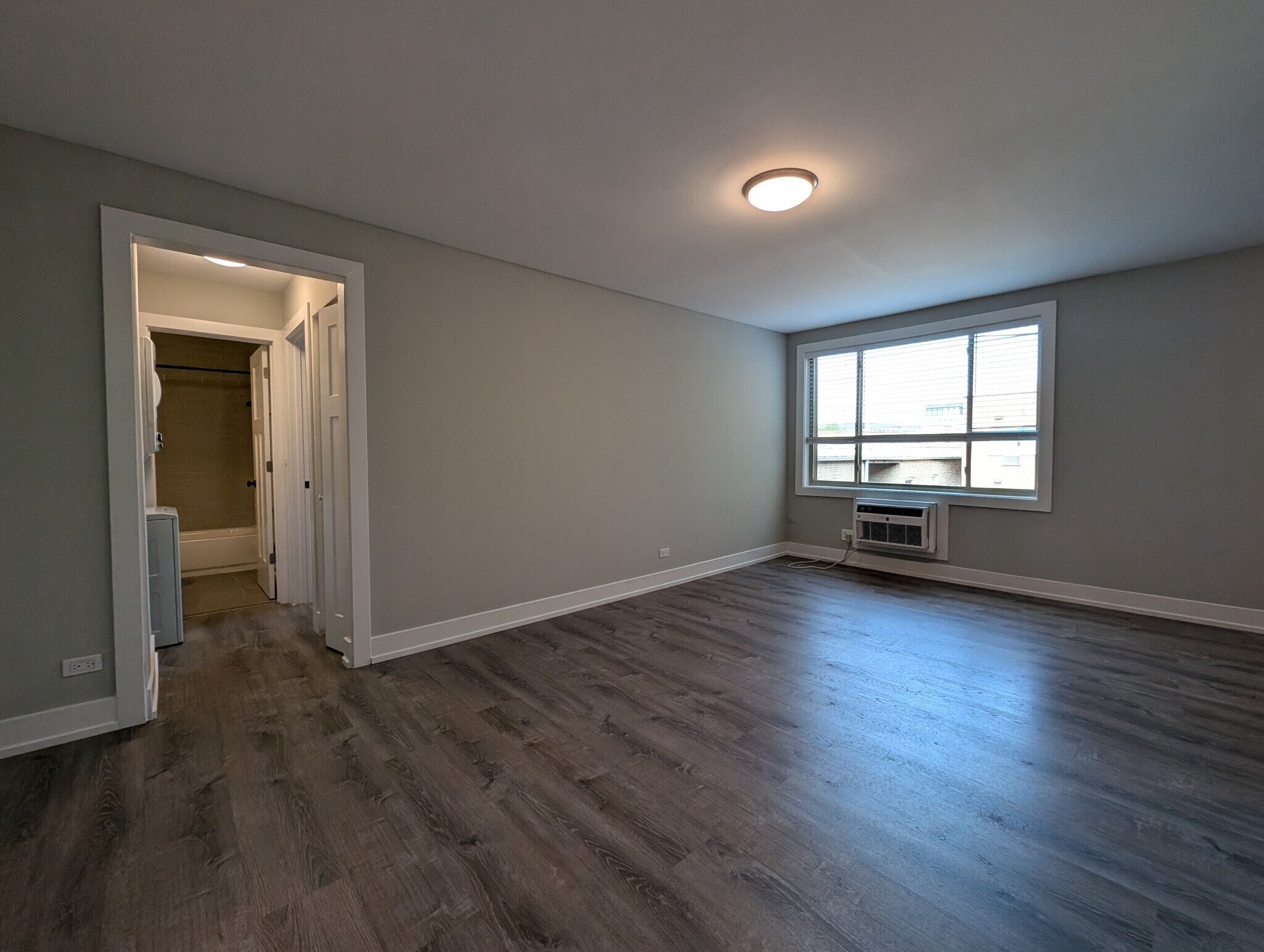 Building Photo - 542 W Surf St