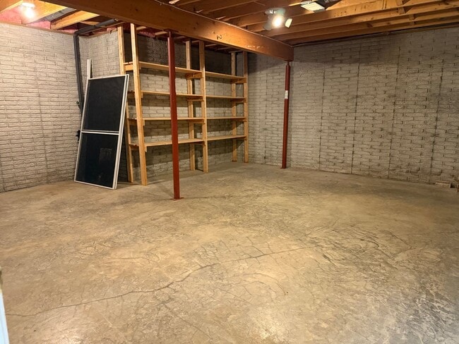 Building Photo - 3 bedroom 2.5 bath house with basement
