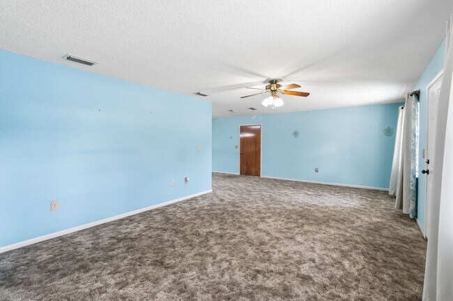 Building Photo - PENDING APPLICATION-Charming 2/2 Spacious Home with/ 1 Car Garage in St. Cloud Close to the Lakef...