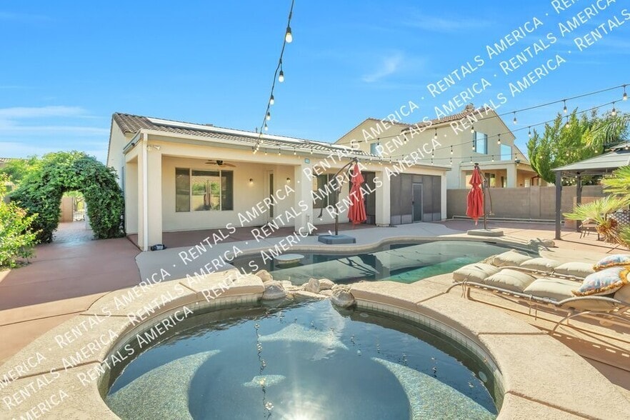 Building Photo - 561 E Via Puente De La Lluvia