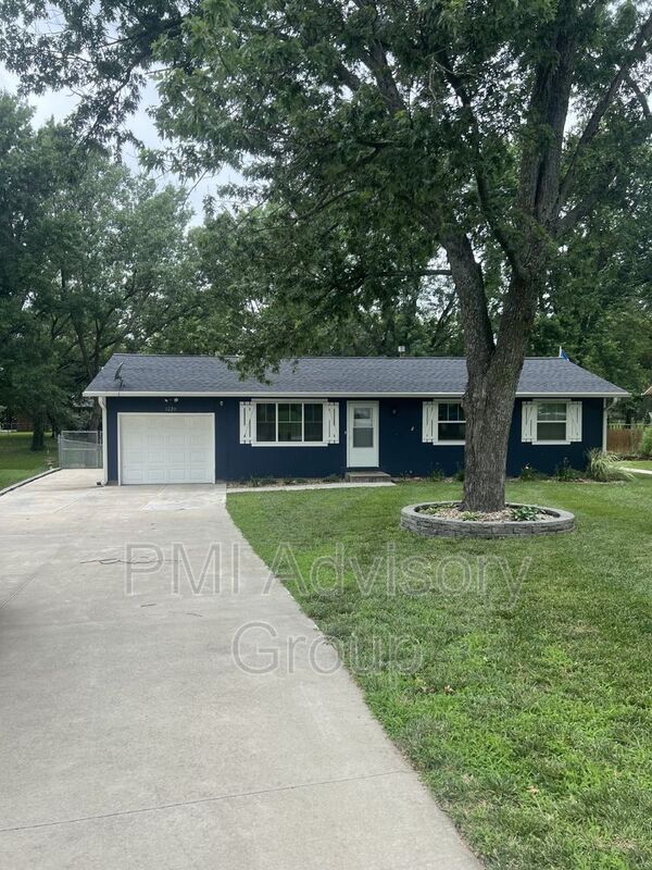 Primary Photo - 1220 N School St