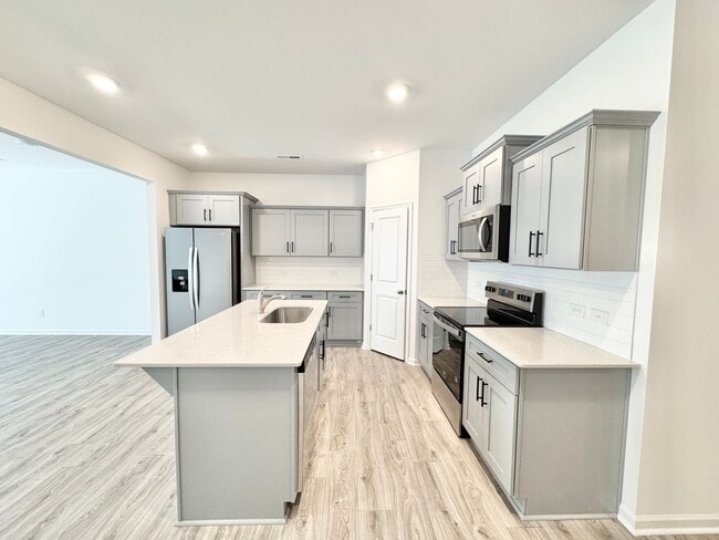 Building Photo - 3 br 2.5 ba townhome AVAILABLE JULY 16TH close to freeways and shopping!
