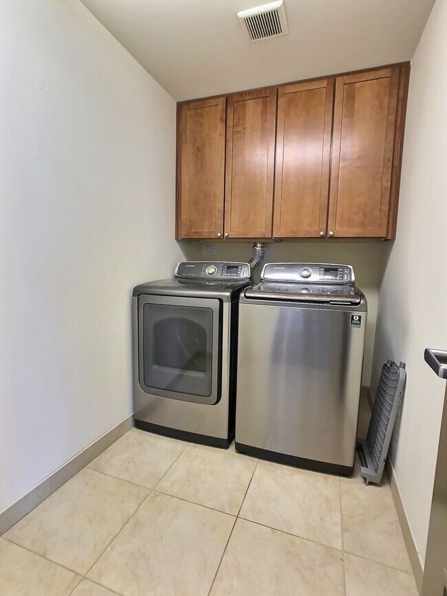 Building Photo - Fantastic 2 Bed/2Bath Penthouse with Panor...