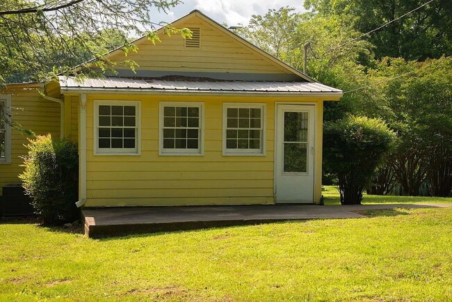 Building Photo - 1 bedroom, 1 full bath near downtown Walhalla