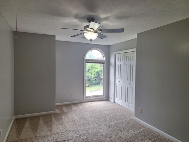 Building Photo - 4bd/3 bath located in desirable neighbor i...