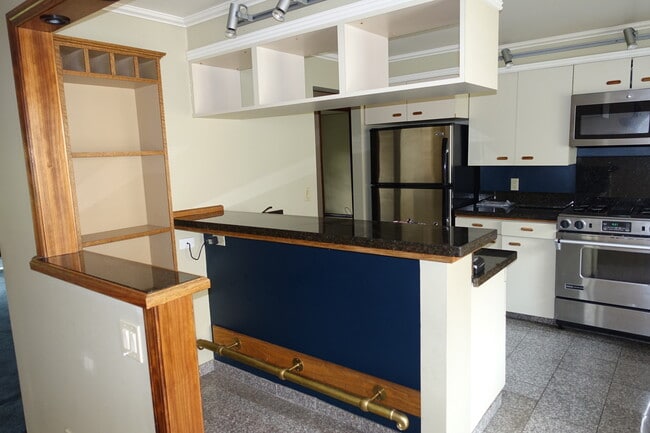 Building Photo - Private Patio Oasis