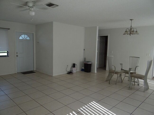 Building Photo - Super Clean Annual 2 bed 1 bath 1 garage h...