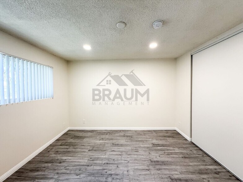 Building Photo - 6039 Whitsett Ave