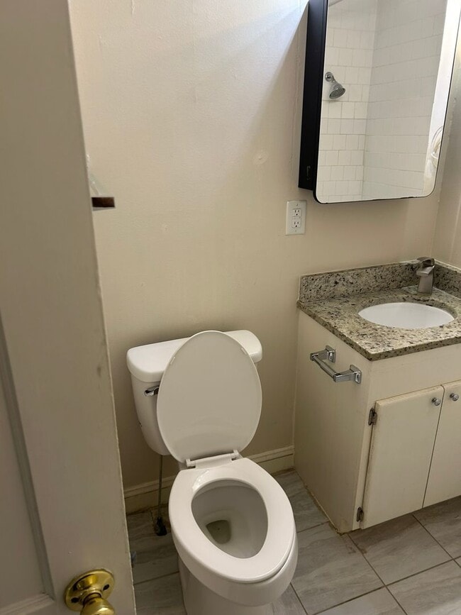 Building Photo - 2 Bedroom House off of Rosewood Available Now