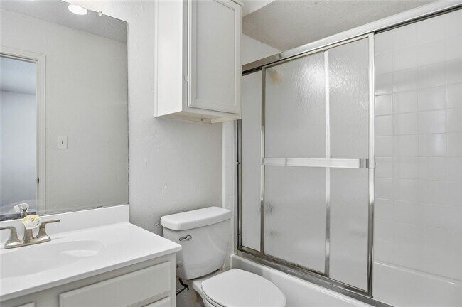 Building Photo - Beautiful Townhome in Gated Community