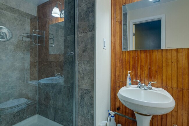 Building Photo - 9305 Pine View Ln