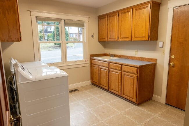 Building Photo - 3Bd/3Ba Bellevue House