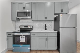 Building Photo - 111 Bank St