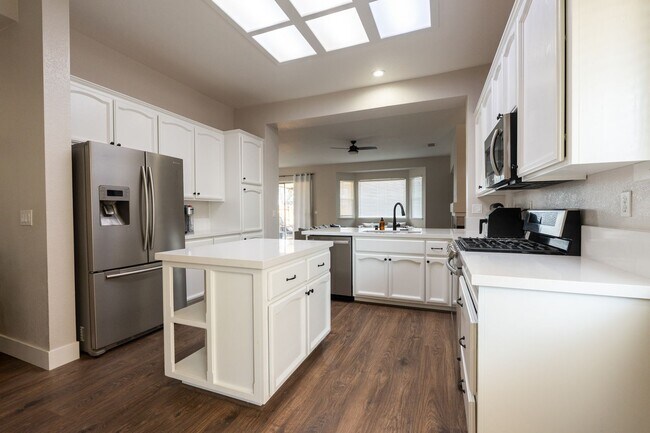 Building Photo - Stunning 3 Bedroom 2 Bath Home